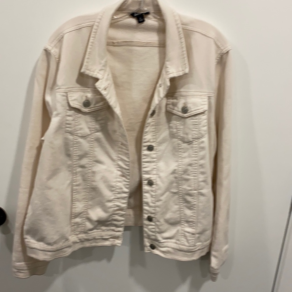 Super soft- great used condition David Bitton Jean style cream jacket sz XL